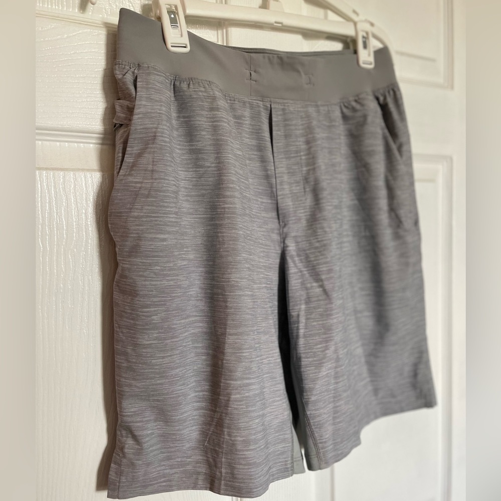 Men’s Lulu shorts, barely worn & in great condition.